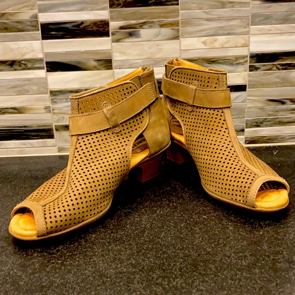 Earth Comfortable Taupe Bootie size 7